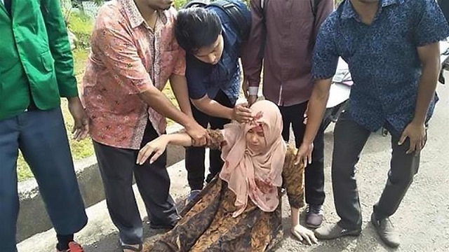 people help an injured woman in ambon in indonesia 039 s maluku islands after the area was stuck by an earthquake on thursday photo afp