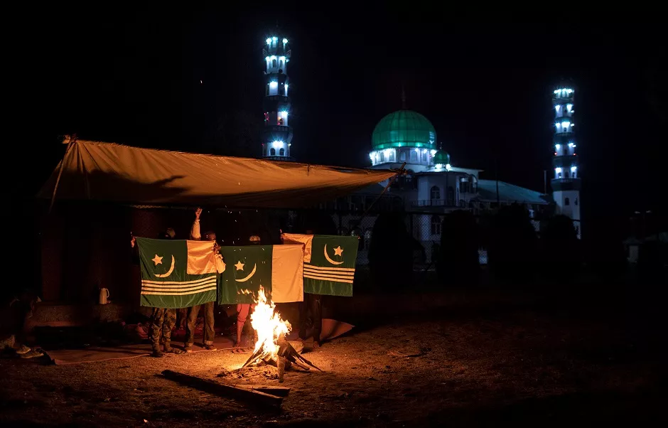 kashmiri men hold azad independent kashmir 039 s and pakistan 039 s flag as they take a break from guard duty near jinab sahib in anchar neighbourhood photo reuters kashmiri men hold azad independent kashmir 039 s and pakistan 039 s flag as they take a break from guard duty near jinab sahib in anchar neighbourhood photo reuters