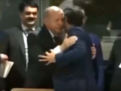 watch video of erdogan warmly embracing pm imran goes viral watch video of erdogan warmly embracing pm imran goes viral