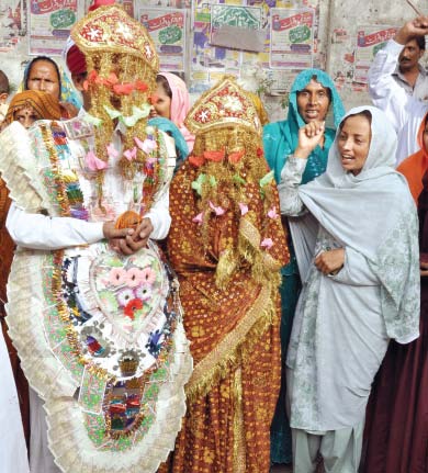 love hurts hindu couple marries outside press club as a sign of protest