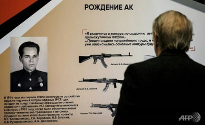russian cadets pose for selfies at kalashnikov exhibition russian cadets pose for selfies at kalashnikov exhibition