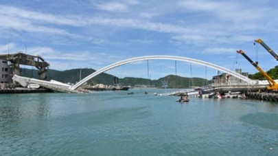 taiwan bridge collapses at least 14 injured