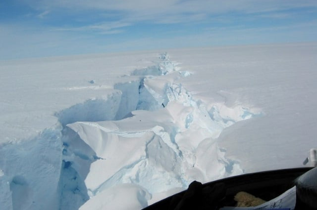 an image by richard coleman and the australian antarctic division a massive split in the amery ice shelf photo afp an image by richard coleman and the australian antarctic division a massive split in the amery ice shelf photo afp