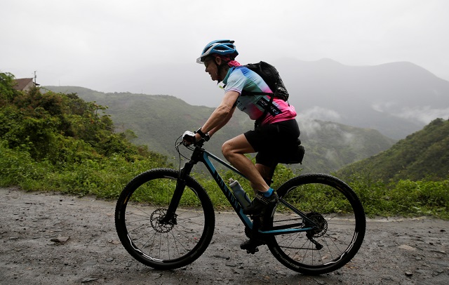 mirta munoz a 70 year old runner participates in the sky race bolivia 039 s toughest cycling competition   bolivia skyrace photo reuters