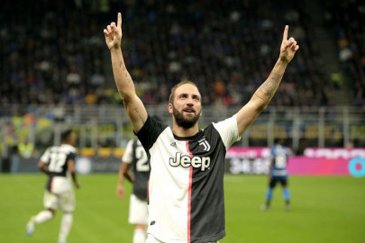higuain winner beats inter to put juventus top of serie a