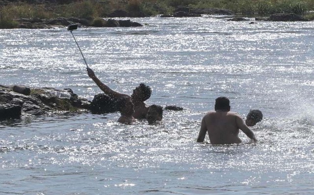 four members of family drown trying to take selfie in river
