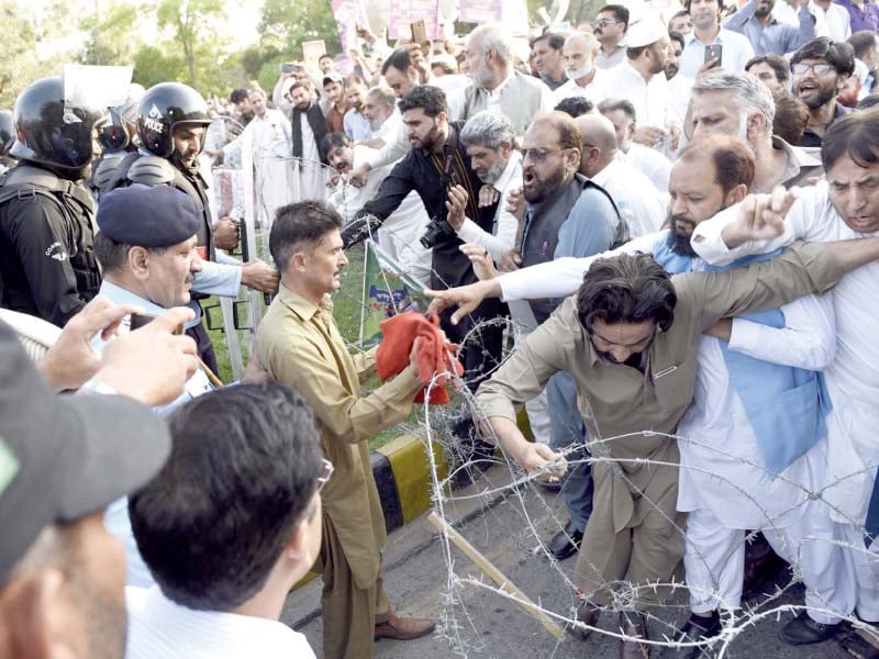 traders and riot police come face to face in markazi anjuman tajiran pakistan protest march on wednesday photo online