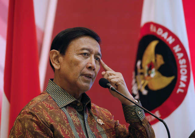 indonesian security minister attacked by man with knife police