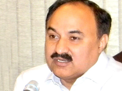 a cat can look at a king longtime dco s office peon endorses new system