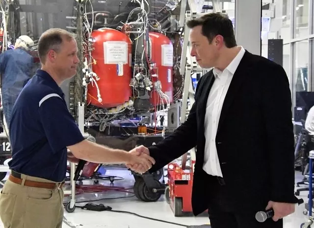 nasa administrator jim bridenstine l and spacex chief engineer elon musk shake hands after a tour of spacex headquarters in hawthorne california us october 10 2019 photo reuters nasa administrator jim bridenstine l and spacex chief engineer elon musk shake hands after a tour of spacex headquarters in hawthorne california us october 10 2019 photo reuters
