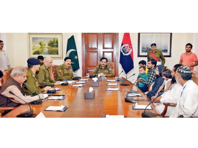 igp captain retd arif nawaz khan holds a meeting with the parents of kidnapped children recovered by toba tek singh police photo nni