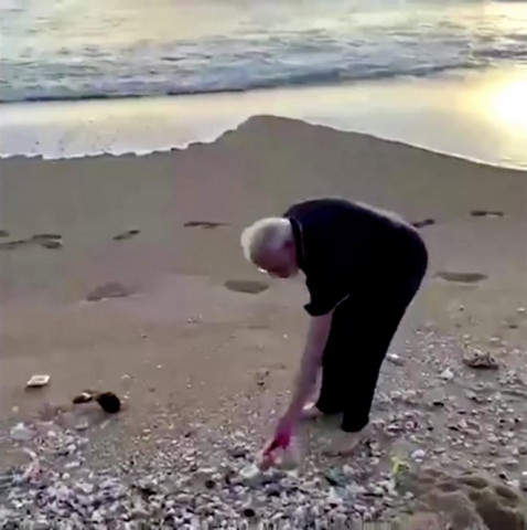 india 039 s prime minister narendra modi picks up plastic trash at the beach photo reuters india 039 s prime minister narendra modi picks up plastic trash at the beach photo reuters