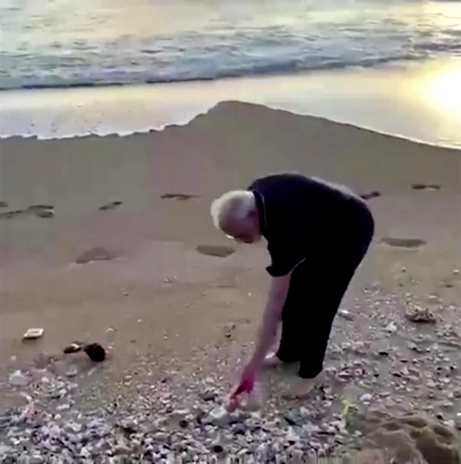 india 039 s prime minister narendra modi picks up plastic trash at the beach photo reuters