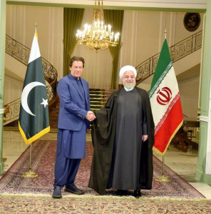iran welcomes mediation as pm imran arrives in tehran