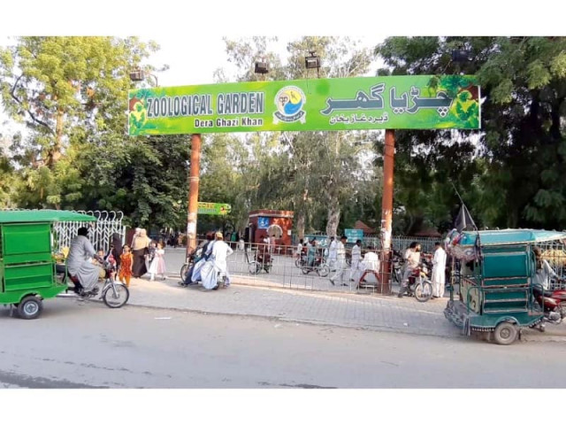 the railings and barricades of cages are broken while the pond for aquatic birds is polluted photos express the railings and barricades of cages are broken while the pond for aquatic birds is polluted photos express