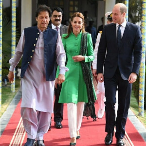 kate middleton stuns in green and white while meeting pm imran khan kate middleton stuns in green and white while meeting pm imran khan
