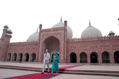royal couple visits badshahi mosque