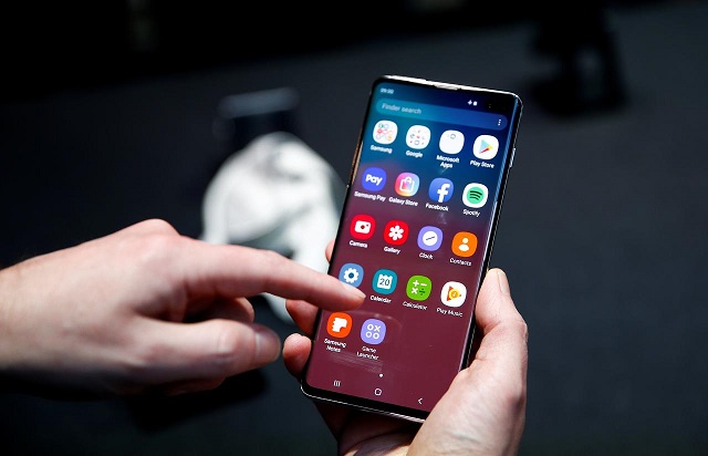 a journalist uses the new samsung galaxy s10 smartphone at a press event in london britain february 20 2019 photo reuters