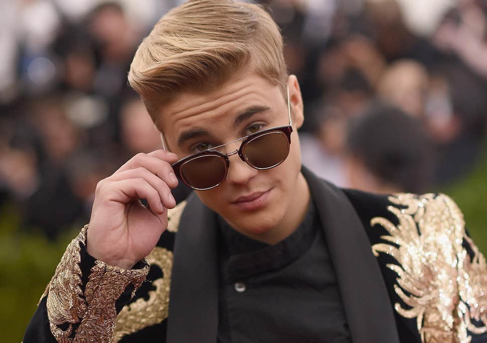 justin bieber sued for sharing a paparazzi picture of himself