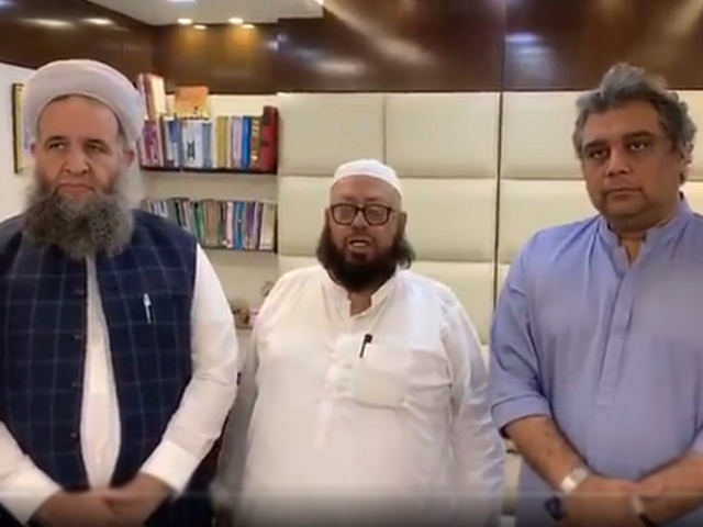 jamia binoria principal meets pir noorul haq qadri and ali zaidi at the karachi seminary on saturday screengrab