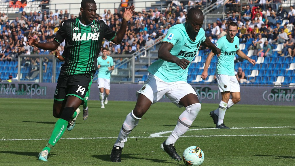 romelu lukaku and lautaro martinez each bagged a brace in a seven goal thriller to keep antonio conte 039 s side second photo afp