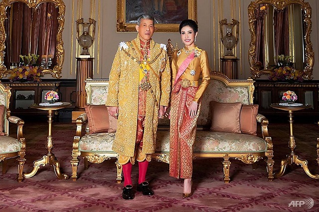 thailand 039 s king maha vajiralongkorn poses with sineenat wongvajirapakdi photo afp
