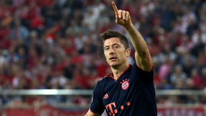 neuer annoyed as bayern need lewandowski double to win at olympiakos