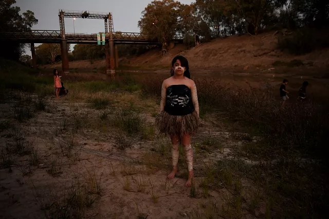 ngiyaampaa girl punta williams poses for photographs on the dry riverbed before performing at yaama ngunna baaka corroboree festival on the banks of the darling river in wilcannia new south wales australia photo reuters ngiyaampaa girl punta williams poses for photographs on the dry riverbed before performing at yaama ngunna baaka corroboree festival on the banks of the darling river in wilcannia new south wales australia photo reuters
