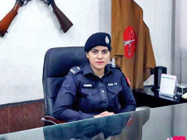 frontier constabulary district officer hina munawar in her office photo express frontier constabulary district officer hina munawar in her office photo express