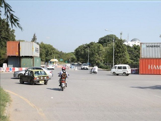 containers are being replaced to entrances and highlights of city ahead of opposition party 039 s anti government protest in islamabad photo anadolu agency