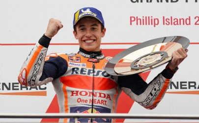 marquez wins australia motogp thriller as vinales crashes marquez wins australia motogp thriller as vinales crashes