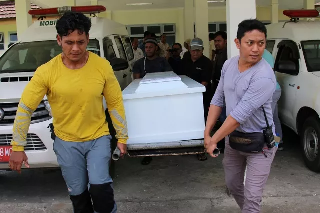local hospital officials and family members carry the coffin of a motorcycle driver in intan jaya district papua on october 26 2019 who was killed after being shot dead by armed rebels prior to indonesia 039 s president visit to the restive province photo afp local hospital officials and family members carry the coffin of a motorcycle driver in intan jaya district papua on october 26 2019 who was killed after being shot dead by armed rebels prior to indonesia 039 s president visit to the restive province photo afp