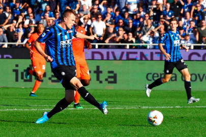 seven goal atalanta run riot to close in on juventus