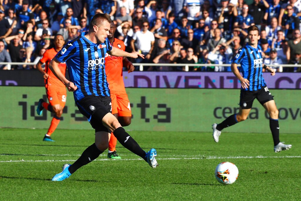 defending champions juve stay top despite drawing 1 1 at lecce on saturday thanks to antonio conte 039 s inter photo afp