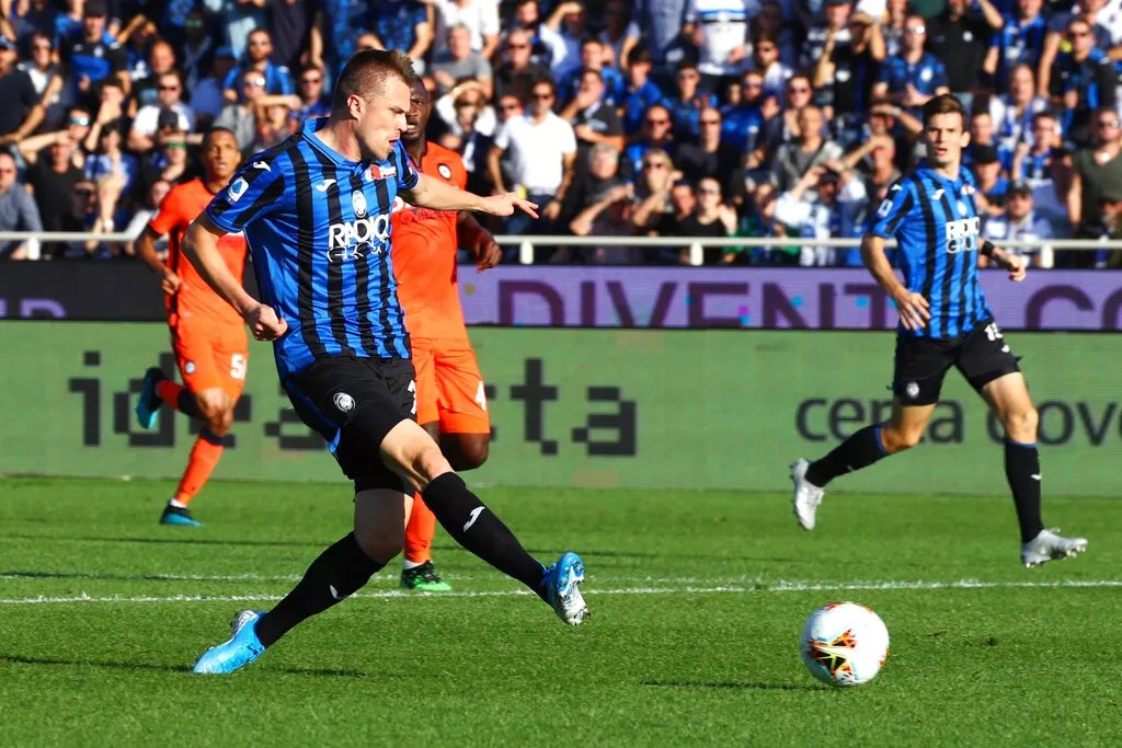 defending champions juve stay top despite drawing 1 1 at lecce on saturday thanks to antonio conte 039 s inter photo afp defending champions juve stay top despite drawing 1 1 at lecce on saturday thanks to antonio conte 039 s inter photo afp