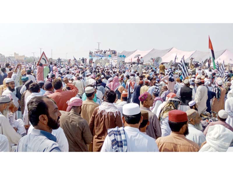 workers of jui f and supporters of the azadi march gather to receive maulana fazalur rehman as he arrives at rohri bus terminal sukkur before they head towards punjab photo online