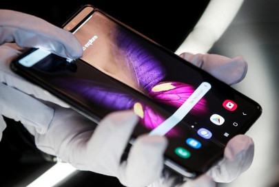 samsung shows off new design for square folding phone samsung shows off new design for square folding phone