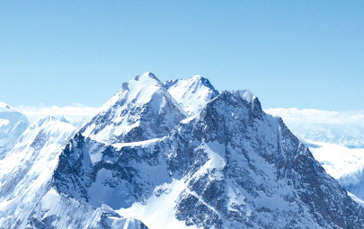 mountaineering 10 member team scales gasherbrum ii