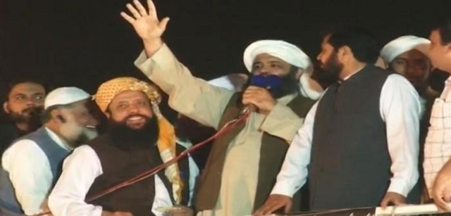 video of jui f leader urging protesters to chant anti nawaz slogan goes viral screengrab twitter