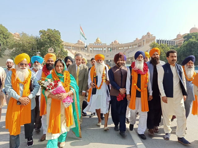 first group of indian sikh pilgrims arrive in pakistan for guru nanak s birth anniversary