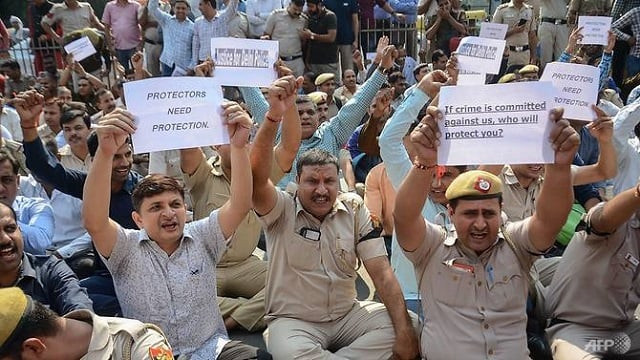 delhi police officers take part in a protest in new delhi on november 5 2019 following a confrontation with lawyers that left dozens injured photo afp delhi police officers take part in a protest in new delhi on november 5 2019 following a confrontation with lawyers that left dozens injured photo afp