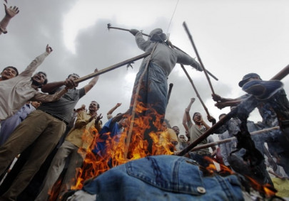 karachi violence protesters disperse after full day s rampage