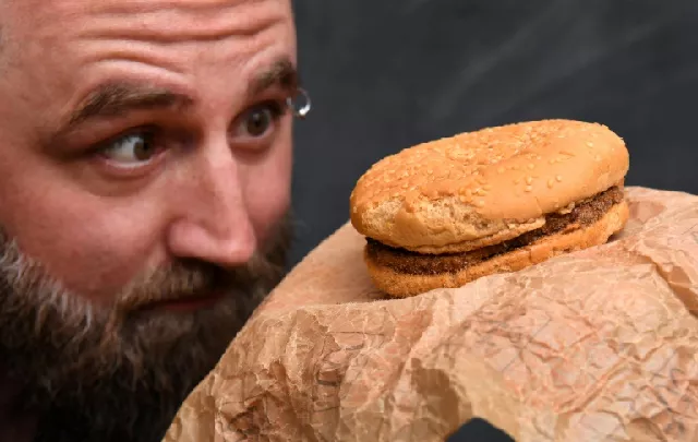 casey dean inspects a mcdonald 039 s burger he bought in 1995 with friend eduards nits and kept in an australian shed for years photo afp casey dean inspects a mcdonald 039 s burger he bought in 1995 with friend eduards nits and kept in an australian shed for years photo afp