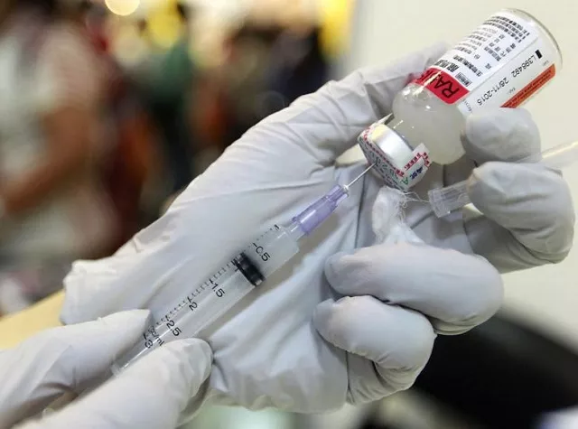 a veterinarian prepares a dosage of rabies vaccine photo reuters a veterinarian prepares a dosage of rabies vaccine photo reuters