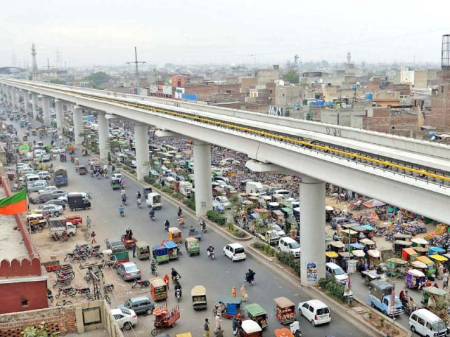 a view of a massive traffic jam on gt road at baghun pura in the provincial capital online photo a view of a massive traffic jam on gt road at baghun pura in the provincial capital online photo