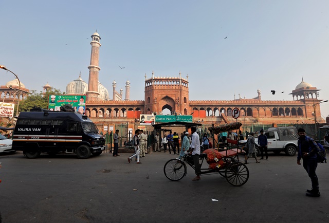 policemen stand guard at a gate of jama masjid before supreme court 039 s verdict on a disputed religious site claimed by both majority hindus and muslim in ayodhya photo reuters