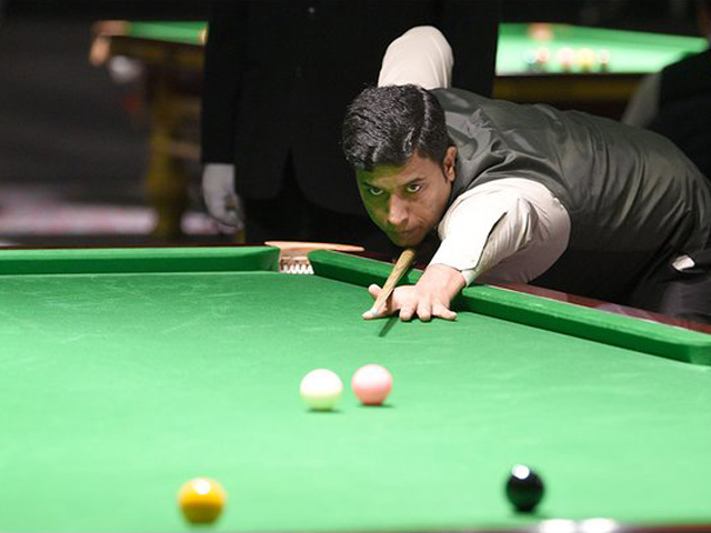 pakistani cueist beats philippines jefrey roda 8 5 in final of ibsf world snooker championship photo ibsf twitter