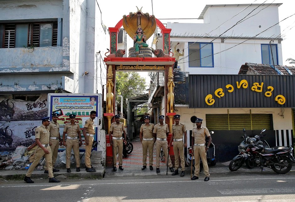 policemen stand guard outside a temple before the supreme court 039 s verdict on a disputed religious site claimed by both majority hindus and muslim in ayodhya photo reuters