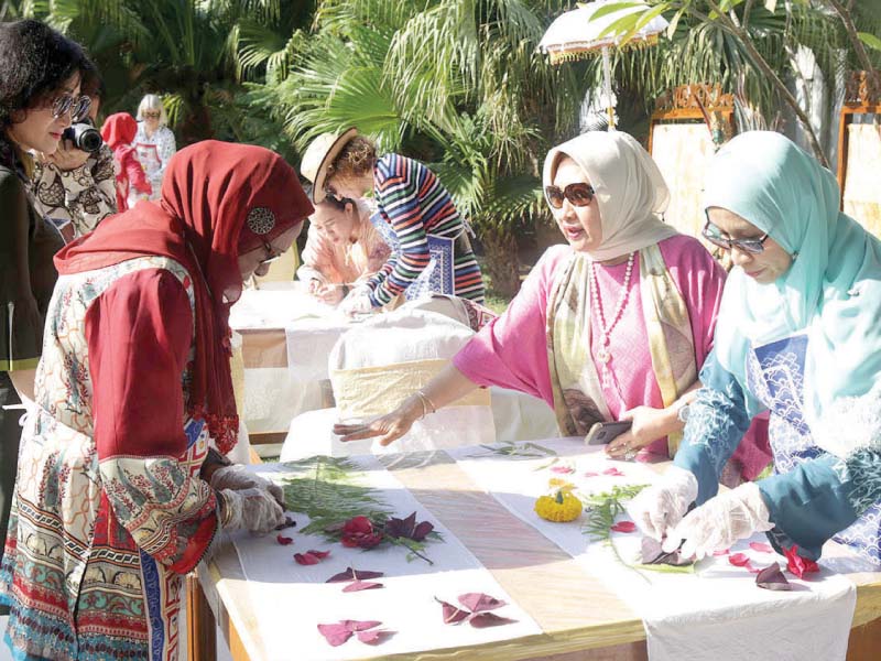 participants taking part in batik workshop photo dna