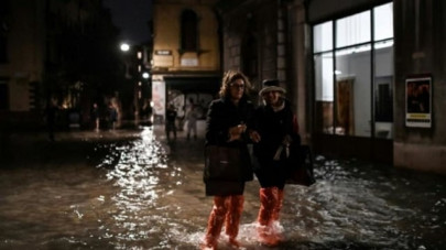 watch venice underwater as exceptional tide sweeps through canal city watch venice underwater as exceptional tide sweeps through canal city